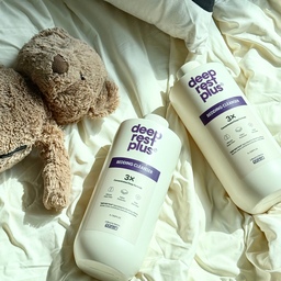 하루의 끝, 가장 오래 머무는 곳 🛏️🤍
침구 세탁하고 나면 깨끗해진 이불에 얼굴 폭 묻고 싶은 그 느낌 있잖아요.
이번에 사용해본 딥레스트플러스 베딩 세탁세제 라벤더향은 침구 섬유를 고려한 세정 포뮬러에 포근하고 차분한 아로마 향까지 더해져서 침구 세탁할 때 특히 손이 가더라고요.
고농축 액상 세제라 적은 사용량으로도 사용할 수 있고 생활 냄새와 섬유 오염까지 깔끔하게 케어해주는 제품이라 매일 사용하는 침구를 좀 더 꼼꼼하게 관리하고 싶은 분들에게 잘 맞을 것 같아요 💜
#콘수프기록집 #현명한소비 #딥레스트플러스 #drp #세제추천 #향기로운집 #포근한집 #맞팔 #오늘의가든 #이불정리 #세탁세제 #침구세제 #이불세제 #침구세탁 #세탁세제추천 #살림템 #살림템추천 
