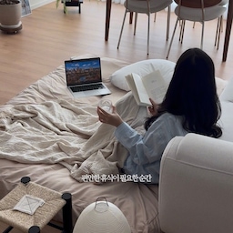 쉬고 있는데 더 격하게 쉬고 싶을 때 🫠
거실이나 침대위에 홈즈리빙의 12cm 슈피리어 매트리스 토퍼를 툭 얹어주면 나만의 휴식공간 완성 ✨
오래 써도 새 토퍼처럼 꺼짐없이 꽉 찬 충전재로, 솜 뭉침 없이 편안하게 쓰기 좋고 미끄럼 방지 처리와 매트리스 고정용 밴딩으로 더 손이 자주가요
사용하지 않을 때는 보관 스트랩과 보관백으로 깔끔하게 정리하고 방수커버를 씌워주면 오염 걱정도 없어요 💭
촉감도 부드러워서 한 번 빠지면 헤어나올 수가 없더라구요 ☁️
다시 연휴가 돌아오면 좋겠어요 🥹
#오늘의우리집 #콘수프기록집 #홈즈리빙 #매트리스토퍼 #토퍼추천 #홈즈리빙토퍼 #매트리스 #거실인테리어 #매트리스추천 #방수매트 #홈즈리빙매트리스 #침실인테리어 