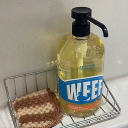 너무 써보고 싶었던 WEEF 주방 세제!
맨손 설거지파라 세제가 조금만 강해도 손에 바로 습진이 생기더라구요ㅠㅠ..
근데 순한 세제를 찾으면 세정력이 떨어지고, 세정력이 좋은 건 피부에 안 좋고..
하지만 WEEF 주방세제는 두 마리 토끼를 다 잡을 수 있는 제품이더라구요!
조금만 짜도 거품이 잘나고 뽀득뽀득 잘 씻겨요. 
게다가 유해물질 12종이 없는 제품이라 식기에 남을 잔류세제도 걱정 없고, 맨손 설거지도 걱정 없어요! 
그리고 일반 세제통과 달리 펌핑기가 아래쪽으로 향해서 펌핑 시 튀지 않고, 수세미를 갖다 대면 물이며 거품이며 선반에 흐르기 마련인데 노즐이 길어서 그런 것도 없어서 좋더라구요! 
넘 만족스러운 제품이라 앞으로도 사용할 것 같고, 정기구독도 가능하다하니 편리할 것 같아요 :)
#온눅네 #신혼집 #신혼부부 #신혼부부일상 #신혼부부안방 #33평구축인테리어 #33평아파트인테리어 #집꾸미기 #우드인테리어 #웜톤인테리어 #세제추천 #살림템 #WEEF #주방세제 #주방세제추천