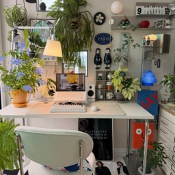 오늘의 책상정원 이모저모고모! 🌿
책상 하나 차려놓고 보니
일하는 공간인지, 미니 식물원인지, 취향 도배 소품샵인지…
이모저모고모 다 모여있는 중이예요...🙈
초록이들 사이로 조명들 하나 둘 켜고, 아기자기한 오브제 몇 개 올리고, 꽃까지 한바탕 피워놓으니 이쯤 되면 일하러 앉았다가 구경만 하다 가는 책상이고요. ㅋ⫬ㅋ⫬ㅋ⫬ㅋ⫬ 
그리고 요즘 제 책상에 살짝 얹어본 가을 한 스푼 🤎 
#세븐스트라이프화병 ♥️
짙은 우드랑도 촥붙이고, 초록이들 사이에 툭 세워두기만 해도 공간 전체에 스르륵 계절감이 피어오르더라고요. 
역시 가을은 거창하게 말고, 딱 한 스푼이 제맛인거같아요!🍂
#콘수프기록집 #오늘의우리집 #예쁜템최고야 
#가을인테리어 #데스크테리어 #데스크셋업 #가을무드템
#우리집추구미 #인테리어노하우 #가을오브제
#가을스타일링 #데스크테리어족 #데스크꾸미기