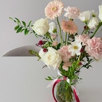 #콘수프기록집 #오늘의우리집 #향기가득 

꽃 하나 들였을 뿐인데
집 안에 생기가 한가득 🌿🌷

초록이 주는 편안함도 좋지만,
가끔은 이렇게 알록달록한 꽃이
공간에 작은 활기를 더해주는 것 같아요.

별거 아닌 하루에도
꽃이 있는 것만으로 기분이 조금 더 좋아지는 마법 ✨

이래서 다들 꽃 선물을 좋아하나 봐요☺️

#인테리어 #신혼집 #집꾸미기 #신혼집꾸미기 #신혼집인테리어 #오늘의집  #집꾸 #홈스타일링 #집스타그램 #홈데코 #내집기록 #맞팔 #팔로우 #소통  #ftc #ftc26기 #화병 #생화 #꽃선물 #꽃인테리어 #꽃이있는집 