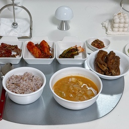 #갈비 #양념게장 
오늘의 메뉴는 갈비랑 엄마 반찬이랑 제가 끓인 된장 국입니다
엄마가 익히지 않은 갈비를 주셔서 한 번에 먹을 양만큼만 익혀서 먹고 있어요 그래서 오늘도 갈비찜에 주신 반찬들을 꺼냈어요
명란 젓도 전에 쓰고 남은 걸 밀봉해서 보관했는데 애매하게 남아서 무침으로 만들었어요 고추가 없어서 대신 고춧가루를 좀 더 넣었더니 맛은 있는데 빨개졌네요 
가운데 있는 김치는 본가￼ 동네에 친하게 지내는 이모께서 만드신 김치인데 먹어보라고 주셨다고 들었어요 맛있어서 매 끼니마다 꺼내먹고 있어요☺️☺️
된장국도 애호박이랑 양파만 넣고 끓였어요 후식은 후숙이 정말 잘 돼서 빨리 먹어야 할 것 같아서 망고랑 샤인 머스캣이에요
#과일 #망고 #샤인머스캣 #후식 #디저트 #오늘의장면한컷 #콘수프기록집 #예쁜템최고야 #혼자서도잘먹어요  #사브르 #헤리터 #렉슨 #렉슨미나 #조명 #소품 #추천템 #자취 #저녁 #메뉴 #추천 #맞팔 