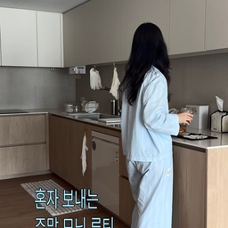 주말 아침에 일정없이 혼자 사부작 거리는 것도 참 좋은 것 .☘︎ ݁˖
아침 샤워해주면 그렇게 개운하더라구요 🚿
설거지도 하고 전날 사온 샌드위치와 커피 곁들이기 ☕ 𓈒 𓏸 ₊˚⊹
행복이 그리 멀리 있는 것 같진 않아요 ☺️
우리집에 찰떡인 발매트도 같이 소개해드렸는데요 화장실 앞, 주방 발매트로 매우 유용하게 사용중이랍니다 ☁️
컬러도 우드톤 주방과 딱 맞죠 🤍
#우드인테리어 #우드앤화이트인테리어 #크리에이터플러스 #오늘의집 #주방발매트 #화장실발매트 #욕실발매트 #발매트추천 #조슈아라이트 #안도크림 #우드하부장 #화이트상부장 #주방인테리어 #주말일상 #리핏 #테이블웨어 #키친크로스 #티코스터