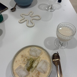 저번에 콩국수랑 막걸리 먹었던 날.
고소하고 시원한 콩국수 한 그릇에 막걸리까지 곁들이니 여름에 잘 어울리는 한 끼였어요.
콩국수는 시원하게 먹으니 더 맛있고, 고소한 국물까지 싹 먹고 나니 생각보다 든든하더라고요. 집에서 편하게 차려 먹으니 여유롭게 먹을 수 있어서 좋았어요.
요즘 맛있게 먹었던 음식들을 하나씩 기록해두는 중인데, 사진을 다시 보니까 또 먹고 싶어지네요 ㅎㅎ
여름에 콩국수 좋아하시는 분들 많으시죠? 콩국수 먹을 때 같이 곁들이는 메뉴도 궁금해요 :)
#오늘의집 #콩국수 #막걸리 #여름메뉴 #집밥 #집밥기록 #맛있는한끼 #신혼일상 #먹방기록 #오늘뭐먹지