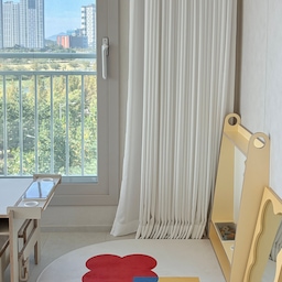 #예쁜템최고야 #콘수프기록집 
거실한켠 아이들 공간에 예쁜거 하나 추가🎈
너무 맨바닥이라 매번 신경쓰였는데 가을맞이 귀여운 러그 깔아주었더니 너무 귀엽지뭐예요〰️🥹
#거실인테리어 #거실꾸미기 #거실서재화 #아기가있는집 #아기가있는집거실 #쌍둥이책상 #아기책상 #아기책상추천 #제이디홈드레싱 #두잇보드 #아기자석보드 #아기거울 #아기방꾸미기 #아기방인테리어 #아기방소품 #아기가구추천 #아기가구 #쌍둥이네 