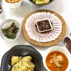 🌟
🍽️오늘의 메뉴
- 냉제육
- 계란볶음밥
- 순두부찌개
- 깻잎

바쁜와중에 냉제육이 너무 먹고싶어서 아침에 호다닥 만들어두려고 찾아봤더니 냉제육... 오래걸리는 음식이였어요🥹 첫 냉제육인데 요거요거 담백하니 소스랑 같이 먹으면 완전 맛도리네요?!?? 남편표 볶음밥과 찌개까지 함께 해 든든한 한상완성🌟

 #신혼은뭐먹집 #신혼밥상 #집밥 #집밥요리 #집밥기록 #오홈스토랑 #오늘의집  #오늘의집에서샀어 #오늘의식탁 #홈스토랑 #홈스윗홈 #디너 #디너플레이트 #디너테이블  #한상차림 #오늘의집 #오늘의집FTC26기 #FTC26기 #콘수프기록집  #한끼 #냉제육 #순두부찌개 #계란볶음밥 #찌개