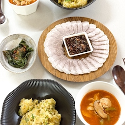 🌟
🍽️오늘의 메뉴
- 냉제육
- 계란볶음밥
- 순두부찌개
- 깻잎
바쁜와중에 냉제육이 너무 먹고싶어서 아침에 호다닥 만들어두려고 찾아봤더니 냉제육... 오래걸리는 음식이였어요🥹 첫 냉제육인데 요거요거 담백하니 소스랑 같이 먹으면 완전 맛도리네요?!?? 남편표 볶음밥과 찌개까지 함께 해 든든한 한상완성🌟
 #신혼은뭐먹집 #신혼밥상 #집밥 #집밥요리 #집밥기록 #오홈스토랑 #오늘의집  #오늘의집에서샀어 #오늘의식탁 #홈스토랑 #홈스윗홈 #디너 #디너플레이트 #디너테이블  #한상차림 #오늘의집 #오늘의집FTC26기 #FTC26기 #콘수프기록집  #한끼 #냉제육 #순두부찌개 #계란볶음밥 #찌개