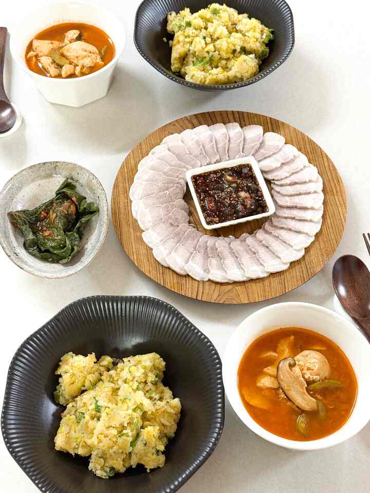 🌟
🍽️今日のメニュー
- 冷製肉
- 卵チャーハン
- スンドゥブチゲ
- ゴマの葉

忙しい中に冷製肉がとても食べたくて朝にホダダック作っておこうと探してみたら冷製肉…長くかかる食べ物でしたよ🥹初の冷製肉なのにヨガヨガ淡白なのでソースと一緒に食べると完全に味わいますね!?夫のチャーハンとチゲまで一緒にやるしっかりしたハンサン完成🌟

 ＃新婚は何を食べる＃新婚飯店＃おじいちゃん＃おめでとう料理＃おめでとうレコード＃オーホームストア＃今日の家＃今日の家で買った＃今日のダイニングテーブル＃ホームストア＃ホームスイートホーム＃スンドゥブチゲ＃卵チャーハン＃チゲ