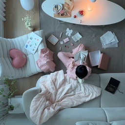 거실에 우물 천장이 생겨서
우물 천장에 폰 올려 찍어본 항공샷📸
소품 있는거 다 끌어 모아서
최대한 빈 곳 없도록 채워봤어요
파자마는 오프 아워인데
넘 만족스러워요 (내돈내산)
#쏭벤져스 #집꾸미기 #아파트인테리어 #항공샷 #거실인테리어 #거실꾸미기 #거실러그 #거실테이블 #소파 #쇼파 #무니토소파 #1인소파 #사이잘룩러그 #가을인테리어 #소품인테리어 #핑크템 #파자마 #파자마추천 #콘수프기록집 #예쁜템최고야 #맞팔해요 #맞팔환영 #집순이일상 #집순이모드 