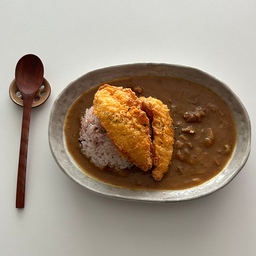 카에에 치킨텐더 올려 야무지게 점심먹었어요🫶🏼
맛있고 간편한 카레 하나면 집밥뚝딱 완성이죠🤤
#휘카레 #한남동휘카레 #휘카레 #휘짜장 #카레접시 #카레그릇 #홈카페접시 #홈디저트 #집밥요리 #그릇추천 #도자기드릇 #집밥플레이팅 