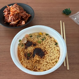 겉절이에 컵라면 .ᐟ 
 #신혼은뭐먹집 #신혼밥상 #집밥 #집밥요리 #집밥기록 #오홈스토랑 #오늘의집  #오늘의집에서샀어 #오늘의식탁 #홈스토랑 #홈스윗홈 #콘수프기록 #겉절이