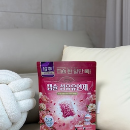 #현명한소비 #콘수프기록집 
옷이나 이불에 은근히 남는 냄새가 신경 쓰여서 사용해봤어요~
기존 섬유유연제는 뚜껑으로 덜어 쓰는 게 은근 번거로웠는데, 이 제품은 캡슐 하나만 톡 넣으면 돼서 정말 간편하더라고요!
세탁할 때 세제와 함께 넣어주기만 하면 되니까 양 조절할 필요도 없고, 무엇보다 캡슐 타입이라 흘리거나 주변에 묻을 걱정이 적어서 마음에 들었어요😊
세탁 후에는 옷에서 은은하고 깔끔한 향이 나서 기분 좋았고, 향이 너무 무겁거나 인위적이지 않은 점도 좋아요
수건이나 잠옷처럼 자주 세탁하는 빨래에 사용하기 좋았고, 건조 후에도 향이 은근히 남아 있어 만족스러웠어요✨
한 번에 하나씩 사용하니 사용법도 간단하고 세탁할 때마다 향과 편리함을 챙길 수 있어서 요즘 자주 손이 가는 제품이에요
향기로운 빨래를 간편하게 하고 싶은 분들이라면 한 번쯤 사용해봐도 좋을 것 같아요 
#캡슐섬유유연제 #섬유유연제 #캡슐세제 #세탁용품 #세탁템 #빨래템 #향기로운빨래 #향기템 #세탁추천 #세탁필수템 #살림템 #살림추천 #살림꿀템 #주부템 #집안일 #살림스타그램 #리빙스타그램 #일상템 #생활용품 #생활템 #섬유유연제추천 #향기좋은섬유유연제 #세탁스타그램 #내돈내산 #실사용후기