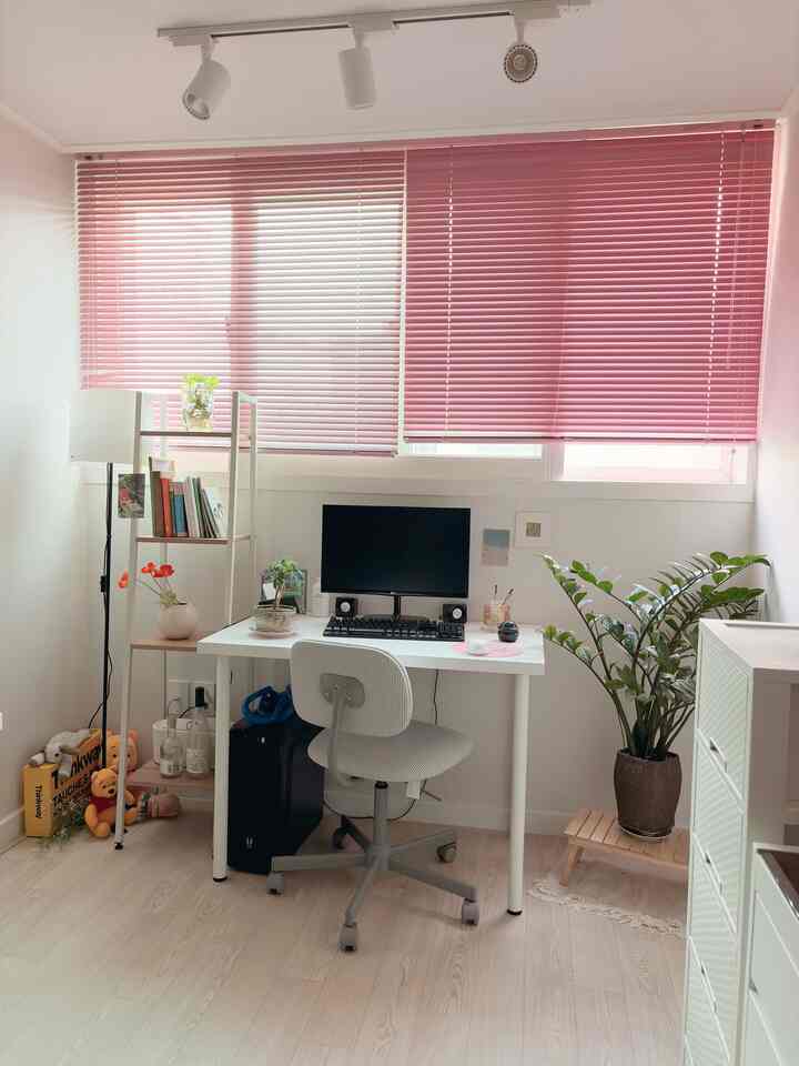 IKEA製品で飾られた作業室！ピンクのブラインドのおかげで愛らしい感じが加わりました💕

IKEAリンモンアディルスの机は引き出しがないのが残念ですが、本当にすっきりしています。 IKEAの椅子にもよく合いますよね。 :) すでに数年を頑張っています。

ソフシス棚は夫の跡に使っていたのにまだ！ちゃんちゃんです。引っ越したり、構造を変えるたびにスペースを移してよく書いています。 

#イケアデスク #이케아의자 #현명한소비 #소프시스선반 #이케아추천템 #작업공간 