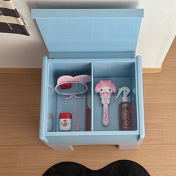 아이 머리용품은 한곳에 모아두기 🎀
빗, 헤어미스트, 작은 머리용품까지
매일 사용하는 것들은 수납 스툴 안에 쏙 넣어두었어요.
뚜껑을 닫으면 평소에는 스툴로 사용할 수 있어서
자잘한 물건은 감추고 공간은 깔끔하게☺️
아이 있는 집은 자잘한 물건이 정말 많아지는데
이렇게 가구 속 숨은 공간까지 수납으로 활용하니 꽤 실용적이에요🩵
요즘 마음에 드는 우리 집 작은 수납 공간!
#콘수프기록집 #오늘의우리집
#아이가사는집 #수납아이디어 #수납스툴 #아이용품정리