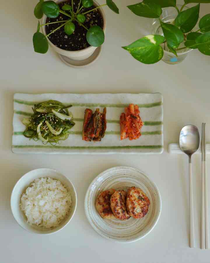 お好みのおかずで着た一食🍽️

久しぶりに食べるので、おいしいサークルと
最愛のおかずの一つであるワカメ茎炒め、
そして、お母さんが直接浸した新鮮なキムチと白菜キムチ😋


＃今日の私の家