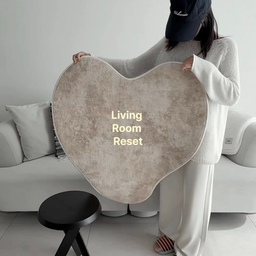 24평 아파트 거실, 어떻게 꾸밀지 고민되시죠? 🛋️
아무래도 집 사이즈가 작다 보니 무엇을 두느냐보다 
공간의 비율에 맞는 가구와 러그를 잘 활용하는 게 
중요한 것 같아요••🤎
저는 소파에 작은 러그와 스툴을 함께 매치해주었어요.
이곳에서 커피를 마시며 책을 읽기도 하고, 
노트북을 켜고 콘텐츠 작업을 하기도 해요. ☕️
좋아하는 가구를 이리저리 옮겨보고 취향에 맞는 아이템을 하나씩 더해가는 것. 
이런 모습이 가장 저다운 공간인 것 같아요. :)
#인테리어노하우 #콘수프기록집 #ftc28기