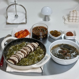 #버섯솥밥 #소고기미역국
오늘의 메뉴는 버섯 솥밥과 소고기 미역국입니다 뭘 먹을까 하다가 오늘의 메뉴로 결정했어요
미역국은 푹 끓이는 게 맛있으니 먼저 끓여두고 쌀을 불려놓고 새송이버섯을 잘게 썰어 쌀과 섞어 밥을 했어요 어느 정도 익히다가 쪽파를 깔고 뚜껑 닫고 썰어 놓은 표고버섯은 불 줄일 때 뚜껑 열어서 얹어주고 뚜껑 닫아 마저 익혀 줬어요
고추와 양파를 다져 양념장도 만들었어요 사진에는 안 찍혔지만 남은 감태김이 있어서 그거랑 같이 먹었어요
#오늘의장면한컷 #콘수프기록집 #예쁜템최고야 #혼자서도잘먹어요 #사브르 #헤리터 #렉슨 #렉슨미나 #조명 #소품 #추천템 #자취 #저녁 #메뉴 #추천 #맞팔 