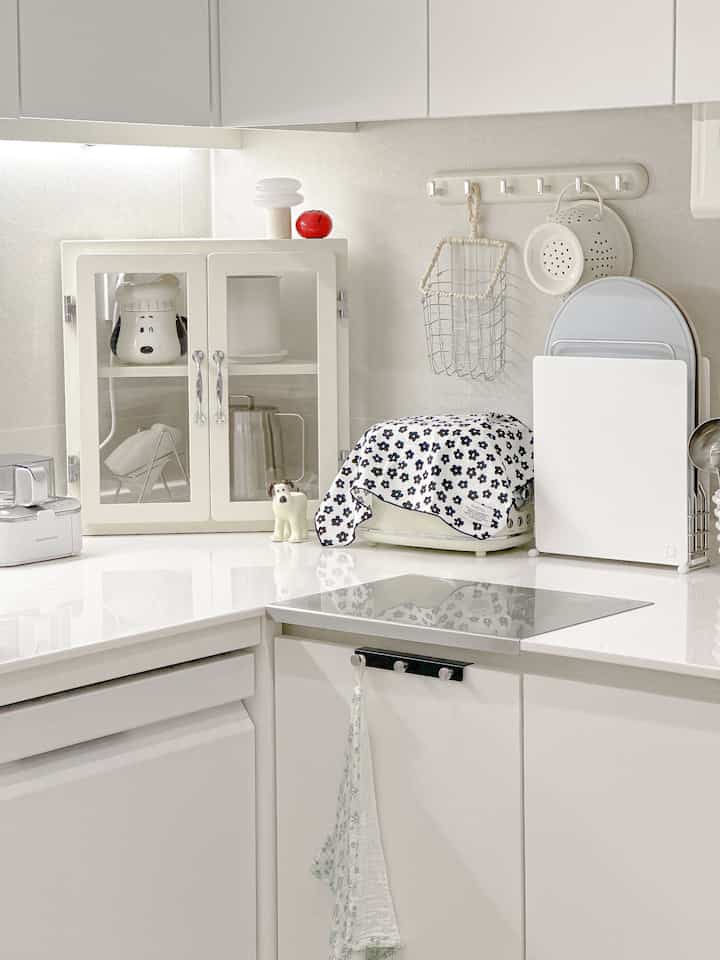 What's in my kitchen

コーナー収納場がすごいこの空間✨
最近よく書かれているジェニファールームエグボイラー
半熟完熟声で教えてくれて本当に楽です！
そしてまな板セットは一日の空間このまな板が本当ちゃん！
シリコンですが、底がとてもよく付いていません。
洗浄も簡単でちゃんといい！
自動粉砕機も変わりますが、塩とコショウの缶が大きくなっています。
たくさん入れておくことができるのでいいですよ〜👍🏻



＃今日の私たちの家＃コンスープ記録店＃キッチンインテリア＃キッチン用品＃キッチン装飾＃キッチンインテリア＃コーナー収納帳＃コーナー＃キッチン収納帳＃キッチンクロス＃ステンドマ＃トマおすすめ＃トーマセット＃卵煮る機械＃合わせて＃コミュニケーション

