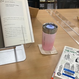 아침부터 커피를 추출해 텀블러에 담고
도서관으로 향했어요~💃📘
요즘 미술책이 너무 재밌는거 있죠!! 
지금 이탈리아 르네상스 편을 읽는 중인데
그 시대 궁정 안 사람들(귀족)은 
‘꾸안꾸’가  덕목이었데요 ㅋㅋㅋㅋ
(2번째사진)
실제 ‘궁정론’이라는 책에 쓰여져있다는..! 
요걸 스프레차투라(Sprezzatura)라고  부른다고 합니다.😆
우리나라에서는 꾸안꾸가 ‘외형’에 관한 것이지만 저기서는 ‘행동’에 관한 것이네요 ㅎㅎ(흥미롭..✨👀)
저도 스프레차투라를 실천해봐야겠어요! ㅋㅋㅋㅋ
#콘수프기록집 #일상 #책 #독서의계절 #커피 #가을