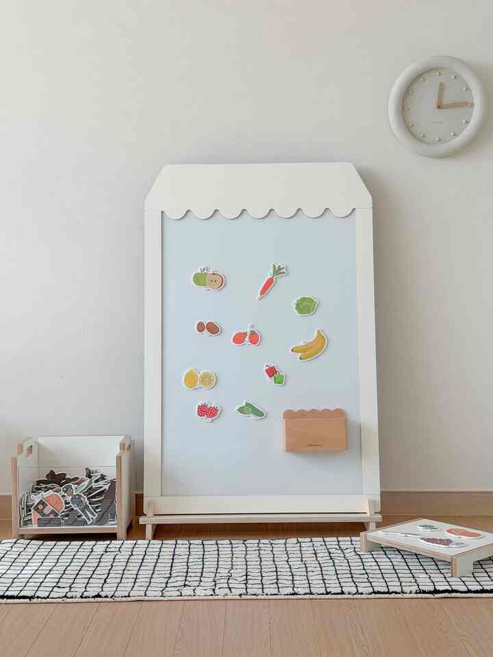 明日コメモイで新発売
モモハウスボードに最初に会いました🏠🤍

名前のように家によく似たデザインに波状の軒が加わって
従来使用していたボードとはまた違った感じです。
子供の部屋に置くだけでも 
小さな家の一つができたかのように可愛いですよ:)

最近ここにヨンウが好きなものでそれぞれ満たしています。

ホワイトボードでは、お母さんと役割を果たすために使用されます。
フルーツマグネットを貼り付けてください。
「謝罪してください〜」、「これは何ですか？」一緒に遊ぶ🍎

ブラックボードにはヨンウが好きです
パバンと恐竜の磁石でいっぱい🚗🦖
黒い背景の上では、色の磁石がより鮮明に見えます
同じマグネット遊びもまた違った雰囲気で楽しめます。

そして最近、パバンの中でも
フォークレーンやダンプトラックのような重機と大きな車にすっかり抜けたヨンウ🚜
外からも大きな車だけ通り過ぎると教えながらしばらく眺めるのに…。
もう大きな車のおもちゃを一つずつ入れてあげなければいけません😂
お母さんはまた新しいおもちゃの世界が開かれるか少し怖いです。

子供の興味が変わるたびに
貼る磁石も、遊び方も一緒に変わるボードラ
これからヨンウがこの空間をどのように満たしていくのか楽しみです🤍

明日発売されるモモハウスボード🏠
新しく会うコメモイのかわいい家、楽しみにしてください:)

＃コンスープ記録集

＃子育て日常＃失敗のない贈り物おすすめ