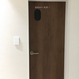 두번째로 저를 잘 보여주는 공간은 바로 ‘욕실’입니다 ! 🛀
화이트&우드 컨셉에 맞게 욕실 문으로 우드 포인트를 주고
욕실 내부는 호텔 느낌의 화이트 톤으로 꾸며 봤어요 
스트라이프러버라 발매트도 브라운으로 깔아 놓고
수건은 역시 믿고 쓰는 코토나 .. 🤎
군데 군데 우드 느낌이 한 스푼씩 들어가있어 
더 이쁜것 같아요 ,, !
#나를소개합니다 #나를담은공간 #욕실인테리어 #욕실 #욕실리모델링 #욕실용품 #욕실꾸미기 #욕실타일 #화장실인테리어 #화장실리모델링 #오늘의집 #집인테리어 #홈스타일링 #ftc28기 #ftc28 #ftc기록 