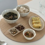여러분 아침밥 드세요~ 🍚

저는 그릇에 큰 관심이 없어서인지
주말에 브런치 만드는 거 말고는
플레이팅에도 크게 신경을 안 쓰거든요

평소에는 그냥 집에 있는 그릇에 대충 차려 먹는 편인데
아침은 남편 혼자 먹다 보니까
가끔은 예쁘게 차려주고 싶더라구요

그래서 인스타에서 그릇 구경을 하다가 알게 된 쿠진하우스.
매장이 너무 예쁜데 위치가 전주인 거예요
브런치 매장도 같이 하시는 것 같아서
나중에 전주 놀러 가면 
브런치도 먹고 그릇 구경도 해야지 했는데,

수원 타임빌라스 시시호시 매장 안에
샵인샵으로 들어왔더라구요!
그래서 초보운전이지만 한번 댕겨와봤어요 😂

계란 트레이도 사고 싶고 
김 그릇도 사고 싶었지만
일단 남편 아침 한 상 차려줄 것만 골라서 데려왔어유

오늘 아침 새로 사 온 그릇들로 한번 차려봤는데
어떤가요? 
이 정도면 플레이팅 괜찮나요? 

#콘수프기록집 #현명한소비 #그릇 #그릇추천 #그릇쇼핑 #플레이팅 #플레이팅그릇 #플레이팅템 