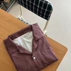 #오늘의집을통해제품을제공받아직접사용한후기입니다

가을바람이 살랑살랑 🍂 
날씨가 제법 선선해졌다.

여름 잠옷을 정리하고 
가을에 어울리는 브라운 컬러 잠옷을 맞이했다! 🤎

일단 첫인상은 ‘헐, 사진보다 더 예쁘다!’
자칫 밋밋할 수도 있는 잠옷인데 
귀여운 도트 디자인 덕분에 집에서도 예쁜 옷을 입고 있는 기분이다. 
브라운 컬러도 차분하고 따뜻한 느낌이라 요즘 같은 가을 날씨에 잘 어울린다.

소재는 이름처럼 부들부들한 Air Fit 원단! 
입었을 때 찰랑찰랑 자연스럽게 떨어지는 핏도 마음에 들었다. 
너무 두껍지도 얇지도 않은 적당한 두께라 선선해진 요즘 입기 딱 좋을 것 같다. 
피부에 닿는 느낌도 부드럽고 편해서 집에서 편하게 쉬거나 잠들 때 입기 좋았다.

키 164cm / 55kg 기준 M 사이즈를 착용했는데,
몸에 달라붙지 않고 여유롭게 잘 맞았다.
허리는 밴딩이라 편하고, 
조절끈도 넉넉한 길이라 답답하지 않게 조절할 수 있었다. 
상하의 모두 움직임이 편해서 집에서 생활할 때도 불편함이 없었다.

세탁 후에도 보풀이 눈에 띄게 생기지 않아 앞으로도 오래오래 잘 입을 수 있을 것 같다. 🧺

가을을 맞아 예쁜 긴팔 잠옷을 찾고 있다면 오늘의집 레이어 잠옷도 한 번 구경해 보시길! 💤

#오늘의집레이어 #layer #오늘의집layer체험단 #에어핏잠옷 #긴팔잠옷 #파자마세트 #잠옷추천 #홈웨어추천 #레이어체험단2609 #잠옷 #ftc24기 #오늘의우리집 #잠옷선물 #잠옷정리 #콘수프기록집 #가을베딩 
