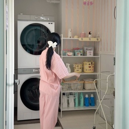 사진으로도 남겨보는 세탁실 에프터
지난번엔 꾸미는 과정을 영상으로 담았었는데요
이번엔 사진으로 담아봤어요
비어 있던 벽을 자꾸 채우고 싶어서
고민 끝에 몰딩을 구매하고
스트라이프 무늬는 새틴 리본으로 붙여봤어요🎀
피치색을 찾았는데 리본 밖에 없더라구용
동그란 테이프로 붙였더니 몇번 떨어져서
리본은 맨 위쪽에 스카치 테이프를
가로로 길게 붙이고
몰딩은 몬스터겔 양면테이프로 붙였어요
그 이후론 안 떨어지고 있어요
다음엔 하늘색 시트지로 도전해보고 싶어용🩵
#쏭벤져스 #집꾸미기 #아파트인테리어 #세탁실 #세탁실인테리어 #세탁실꾸미기 #세탁실수납 #세탁실정리 #이케아선반 #이케아요낙셀 #세탁세제 #몰딩 #몰딩인테리어 #셀프인테리어 #콘수프기록집 #인테리어노하우 #맞팔환영 #맞팔해요 #세탁실타일 #데코타일 #세탁실데크타일 #데크타일 #세탁바구니 