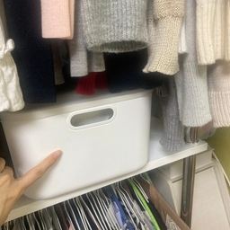 #꽁꽁수납템 #콘수프기록집 #맞팔 #다이소수납함 #아이리스코리아 #펠리컨박스 #상도가구 #드레스룸행거 
- 다이소 도이수납함(36.5*26*16) : 옷이 많아져서 기존 행거 및 서랍장을 없애고 드레스룸행거를 구입하면서 수영복 등 접어서 보관하는 옷들을 수납하려고 다이소에서 구입한 수납함으로 가격착한데 투명뚜껑까지 있어 먼지도 막아주고 안에 내용물 확인도 가능하고 손잡이가 있어 꺼내기도 쉽고 옷들 밑 빈공간에 사이즈도 딱맞아 매우 만족하는 제품입니다^^