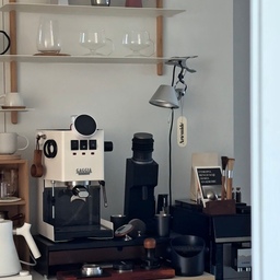 요즘 홈카페 일상☕
매일 저녁 8시에 잠드는 아기 덕분에(?)
밤에 커피머신 사용하기는 어려워져
자연스레 모닝커피☕ + 나이트티타임🌿
을 가지게 된 요즘이에요
저희집 홈카페 시그니처존이된 니보 벽선반에 이어
이번에 노르딕네스트에서 데려온 
홈카페 용품들도 모두 성공적✨
입구가 사선으로 커팅된 유니크한 디자인의 유리컵은
아아를 담아 마시기에도 좋고
손잡이가 달려 있어 뜨거운 음료도 마실 수 있는 유리잔은
저희부부의 요즘 저녁 티타임에 늘 함께하고있어요😌
그리고 우드러버라면 만족할수밖에 없는 퀄리티의 커팅보드! 
실물 우드결에 반해버렸는데요,.👀
티타임에 간식 올려도 분위기있지만 컵받침으로도 추천해요
3기,7기에 이에 3번째였던 이번 노네프렌즈9기
이번에 마지막 주문이어서 아쉬운 마음이지만
다음에 또,.. 만날수있겠죠?😌💝🐰👀
☕homecafe with @nordicnest.kr 
-Gejst 니보 선반 B
-broste copenhagen 림피오르드 커팅보드
-evalsos 워터클라스 로우
-muurla 올로 뜨거운 음료용 글라스 30cl
#노르딕네스트 #노네프렌즈9기 #니보선반 #홈카페 #homecafe #콘수프기록집 #콘수프필름 #홈카페존 #홈카페족 #벽선반 #벽꾸미기 #커피머신 #커피타임 #티타임 #커피잔 #유리잔 #니보선반 #집꾸미기 #아기가구 #coffeetime #coffee #teatime #homedecor 