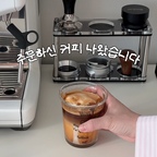 협찬ㅣ비주얼까지 합격! 아이스크림 메이플라떼🍨
당떨어지는 날엔 유독 생각나는 달달한 라떼☕️

저희집 유일한 손님이 커피 주문을해서
제 마음대로 만들어봤어요.

요즘 남편이 푹~빠진 맛있는 우유랑
메이플시럽, 브레빌만 있으면 나도 홈바리스타❣️

결국 저울까지 들여버린 풀 맥시멀리스트 👀🤍
요즘은 장비 다 샀더니 예쁜 컵 사고싶어요>.<

🍨☕️ 아이스크림 메이플라떼 레시피
에프스프레소 40g + 우유 120g + 메이플시럽 12g

#콘수프기록집 #현명한소비
#홈카페 #브레빌876 #빈플랜트 #커피용품 #홈카페용품 #브레빌 #브레빌커피머신
#홈카페메뉴 #홈카페커피 #홈카페커피잔 #메이플라떼