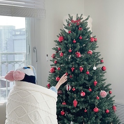 작년 닝홈네 레드트리🎄❤️
작년에는 레드 오너먼트로
따뜻하고 꽉 찬 느낌의 크리스마스 트리를 꾸며봤어요🎄
층고가 높은 거실에 180cm 트리를 두니까
실제로 봤을 때도 더 웅장하고
사진으로 담아도 크리스마스 분위기가 가득하더라구요🤍
올해는 작년과는 조금 다르게
화이트 오너먼트 중심으로 꾸며볼까 고민 중이에요!
화이트 + 실버처럼 깔끔한 느낌도 예쁠 것 같고,
레드 포인트를 살짝 더해도 예쁠 것 같아서
벌써부터 어떤 트리로 꾸밀지 고민하는 중🎄
올해 크리스마스 트리도
닝홈 스타일로 예쁘게 꾸며볼 예정이에요🤍
트리·오너먼트 업체 사장님들👀
올해 닝홈네 크리스마스 함께 꾸며주실 곳
기다리고 있을게요🎄🤍
#콘수프기록집 #현명한소비
#크리스마스 #트리 #오너먼트 #블라인드 #가리개
#잠옷 #블랭킷 #담요
#연락주세요 #트리맛집 #크리스마스트리
#트리꾸미기 #크리스마스인테리어