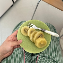 #콘수프기록집 #오늘의우리집 
 이번주부터 굉장히 돼지런해진 나..🤤
요즘 과일들 정말 맛있어요.
밥을 먹고 이쁜 그릇에 과일 담아먹는 재미가 있어요
마지막 사진은 남편 친구가 보내준 한우 🥩♥️
#그릇 #그릇추천 #디저트그릇 #과일접시 #주말 #휴무
#주방 #주방인테리어 #고양이벽스크래처 #고양이스크래처  