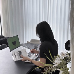 #현명한소비 #콘수프기록집 #수첩 #노트북거치대 #블루투스키보드 #조화 #조화화병 #테이블매트 #식탁매트 #한지조명 #누노즈 #하이체어 #트립트랩 #아이가있는집 #아이가있는집거실 #모던인테리어 #모던클래식 #선팔 #선팔맞팔 #블랙 #블랙포인트 
손에 있는건 수첩이에요! 노트라고 해야 더 정확하겠죠.
이넽리어 소품으로 필요한 모형책을 찾던 중에 찾은 제품인데요. 진짜 한 5년쯤 된나?
너무 오래전이라 정보가 없는데
요즘음 아마 더 잘 나오지 않나 싶아요.
촬영용으로도 쓰고
일 할때 필기가 필요한 경우에도 매우 잘 쓰고 있답니다🖤