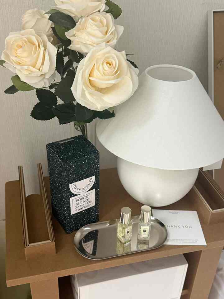 同じ部屋だが空間によって全くムードが違う🖤🤍
ブラック＆ホワイトルームと今回受け取ったプレゼントコレクション集🎁
 #원룸 #원룸인테리어 #침실 #침실인테리어 #침실꾸미기 #자취방 