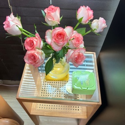 #인테리어노하우 #콘수프기록집 #맞팔 #라탄2단협탁 #이케아화병 #장미 #곰돌이푸우원터치수납함 #다이소수납함 #곰돌이푸우수납함 #작은수납함
#약과보관 #간식보관 #디퓨져 #키티디퓨져 #헤트라스디퓨져
저희 집에 자주 등장하는 인테리어 노하우^^ 생화~입니다. 
꽃 향기 가득 생기 가득^^ 집에 생화가 있으면 좋다고 하죠~ 저희 집엔 물론 조화도 있지만 가끔씩 이렇게 사는 생화가 
너무 좋아요. 
어제 운좋게 시장에 갔는데 화분과 모종만 보통 파는데 꽃들이 있더라고요. 
이 장미는 10송이에 13000원 주고 샀어요. 
더 싸고 이쁜 꽃가게도 많겠지만 거기까지는 못가니까 이렇게 살 수 있을때 사오고 있답니다.
오랜만에 장미가 이뻐보여서 장미를 진짜 오랜만에 샀어요. 
얼음물에 퐁당퐁당 해주었답니다. 
냉장고 바꾸고 얼음이 많아서 ㅎㅎ 아주 좋네요~ 
다이소에서 구입한 푸우 수납함에 간식으로 선물 받은 약과들을 넣어두었어요~ 
원터치 음…생각보다 힘들지만 ㅋ 진짜 꾸욱 눌러야해요.
그래도 가성비와 이쁘니까 패스 ㅋㅋ 분홍색이랑 연두색 다 사왔답니다. 
필요없어도 일단 사고 보는 인테리어노하우. 사다보면 다 쓸모가 있다.
사고 나서 생각!!!하고 있는 으니였습니다.
남편이 옆에서 그런데 이건 왜샀어? 어 ..이쁘잖아 ㅎㅎㅎㅎㅎㅎㅎㅎㅎㅎ
