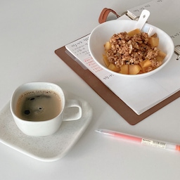 부모님께 대접한 커피와 홈디저트 ☕️🍰
비록 부족한 솜씨지만🫣
그래도 맛있게 드셔주셔서 뿌듯했답니다.
혼수로 엄마가 선물해주신 그릇에 담아드렸는데
“내가 사준 거잖아” 하시며
그릇을 기억하시더라고요🎶
다들 각자만의 즐거운 연휴 보내셨나요? 🏠
저는 아이가 생기니 더 소중해진 가족들과
즐거운 연휴를 보냈답니다.
푹 쉬고 에너지 채워서
컴백홈 완료입니다 ✨
#연휴에뭐하집 #오늘의집 #오늘의우리집 #콘수프기록집 #요리 #요리레시피 #요리스타그램 #요리똥손 #그래놀라 #그래놀라추천 #요거트 #요거트볼 #간단디저트 #일상 #일상로그 #일상기록 