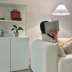 아기가 잠든 밤, 소소한 저의 취미 생활이 시작돼요
(책을 든 건 컨셉이구요) 

이곳저곳 파도를 타고 다니며 영감을 얻거나 노래들으며 
sns일을 하는 게 참 행복하더라구요

소파는 이번에 새로 교체를 하며 제법 고민을 많이하고 샀는데,, 흰소파+패브릭 조합이라 관리가 살짝쿵 어렵습니다 🫠🫠 
(다음 쇼파는 가죽으로 사는걸루) 

선선해진 날씨에 자연바람 느끼며 토닥토닥 자판 두드리는 재미가 있는 요즈음🤍 

#거실인테리어 #거실꾸미기 #힐링 #거실수납장 #아기교구장 #아기있는집 #아기있는집인테리어