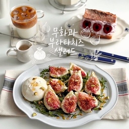 무화과 부라타치즈 샐러드🍐
내사랑 무화과🤍
아주 달콤 싱싱✨
피드에 자꾸 보이던 체리그릭샌드위치
산딸기랑 또 다른 매력
바게트에 버터 툭툭 올리고 체리그릭 듬뿍
기대한 만큼 맛도리🍒
모카포트 라떼도 여전히 맛나게 추출되고
션한 에어컨 밑에 주말 홈브런치 아주 대만족🫶🏻
🔖
올리브오일 화이트발사믹 꿀 
1:1:1비율에 후추 더한 드레싱 만들고
루꼴라 깔고 흐르는 물에 씻은 무화과 찢어 올리고
부라타치즈 자리잡고 부셔둔 피스타치오 솔솔솔
후추 뿌린 위로 드레싱 둘러주면 완성
반 갈라 씨 빼낸 체리🍒
데코용 빼두고 가위로 총총 자른 후에
꾸덕한 그릭요거트 꿀 약간 둘러 핑크빛 물들게 섞어
오븐 구워 나온 바게트 반갈라 버터 툭툭 조각내 올리고
잘 섞어진 체리그릭 듬뿍 채워 앞쪽에 체리 고정하면 완성💖
_
#홈카페 #무화과부라타치즈샐러드 #체리그릭샌드위치 #무화과샐러드 #홈쿡 #오홈스토랑 #예쁜템최고야 #콘수프기록집 #홈브런치 #플레이팅 #모던하우스 #스튜디오엠 #비알레띠모카포트 #사브르 