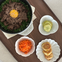 #예쁜템최고야
버섯 불고기 솥밥을 만들어 봤어요 
특별한 반찬 없을때 딱 좋아요 
#무자기 #솥밥 #스타우브 #신혼은뭐먹집 #그릇 
#콘수프기록집