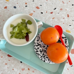 #오늘의우리집 #콘수프기록집 
아침에 아이 간식으로 줬던 요거트랑 홍시요!!
이제 홍시가 나와서 샀는데 나름 달달하니 
괜찮더라구요....ㅋㅋ
간식으로 줬더니 한개두개세개가 되던...
연휴인 내일까지 넘 좋은데용???ㅎㅎㅎㅎ