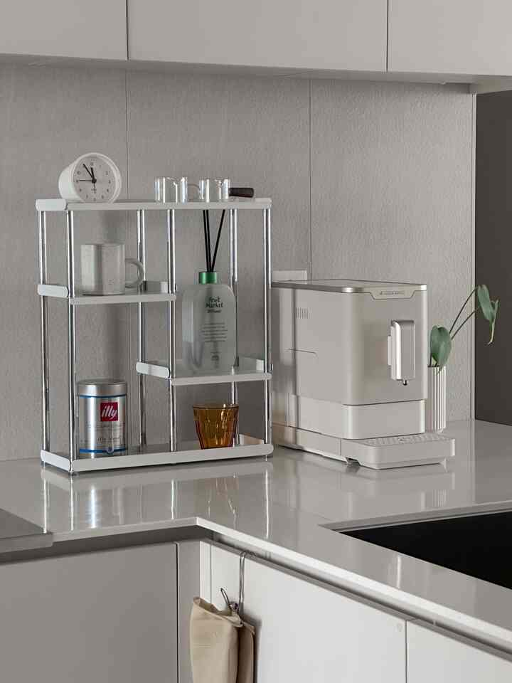小さな空間を活用した我が家のコーヒーゾーン☕️🤍
最近キッチンの片側に小さなコーヒーゾーンを作りました。

コーヒーをよく飲むと、マシンからカップ、豆のように
よく使うものが一つ二つ増えました。

最初は天板の上にそのまま置いて使用しました。
物が少し増えてもすぐに乱れて見せて、
浄水器の隣の方言空間を活用して
モジュールカスタム収納棚を一つ置きました。

空間に合わせて棚の位置や形を自由に変えることができ、狭い空間に活用するのにもよく、
必要に応じて収納構成を変えることができる粘度 
気に入りました。🤍

よく使うカップとコーヒーの小物は手の届きやすい場所に置き、棚を活用して上下に分けて収納します。
天板を広く使いながらもずっと整頓された感じです。

特に曖昧に残っていた浄水器の隣の小さな空間まで
充実して活用できて満足です。

白い棚にスリムなスチールフレームの組み合わせです。
収納棚なのにも苦しく見えず、
ホワイトトンキッチンにもすっきりとよく似合いますよ🤍

大きなスペースを別に作らなくても
方言空間を1つだけ活用すれば
よく使うものは取り出して使いやすい
キッチンはすっきりと保てると思います。

最近私は台所で一番好きです
小さいけど充実した我が家のコーヒーゾーンです☕️

🏷️使用製品
ホーム比モジュールカスタム収納棚

＃コンスープ記録集＃今日の私たちの家＃ミニマルキッチン＃キッチンインテリア＃コーヒーゾーン＃キッチン整理＃ホームカフェ＃ミニマルインテリア＃キッチン飾り 