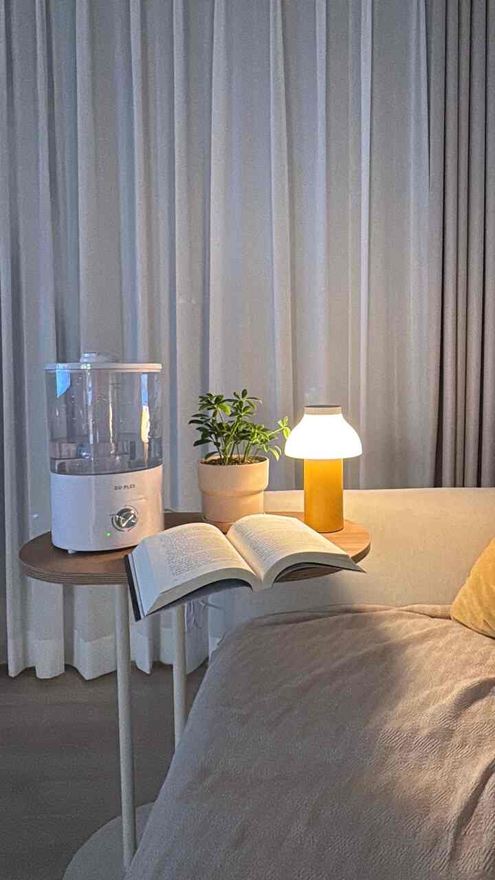 秋が来て購入した加湿器です:)  #초음파가습기  #인테리어노하우

私は今リビングに置いて使っていますが、
夕方に照明と一緒に置くので、雰囲気もとても良いですㅠㅠ 

透明なのが、ちょっと魅力的でしたね！
安くおしゃべり👍🏻
