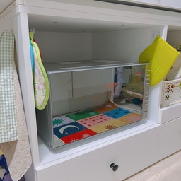 없으면 절대 안되는 우리집 만능 가전 광파오븐🍠
자취 시작부터 'SK매직 멀티플렉스 광파오븐 EON-C200F'를 쓰고 있어요. 전자레인지, 에어프라이, 오븐 기능이 한 대에 들어 있어요!
🧑‍🍳 기능
온도와 시간을 직접 정할 수 있고, 자동요리 40가지 중에 골라 쓸 수도 있어요. 시간이나 온도가 감이 안 올 때는 자동요리가 편해요.
🪄 디자인
메탈 색상의 직사각형이라 주방에서 튀지 않고 잘 어울려요.
📐 크기
23L라서 웬만한 요리는 다 들어가요. 키친 아일랜드 수납공간에도 쏙 들어가요.✨
오늘은 오븐 기능으로 고구마를 구웠는데요! 달달하게 잘 구워져서 맛있게 먹었어요😋
아쉬운 점이 있다면 멀티 기능 제품이라 그런지 일반 에어프라이어보다 조금 더 오래 돌려야 해요. 제가 예열을 안 해서 그럴 수도 있어요.😅
다음에는 다른 형태의 에어프라이어도 써보고 싶어요!
여러분은 어떤 에어프라이어 쓰세요?👀
#에프꼼꼼리뷰 #에어프라이어 #전자레인지 #오븐 #멀티쿠커 #가전제품 #가전추천 #가전 #자취력상승템 #자취템 #내돈내산 #주방 #주방인테리어 