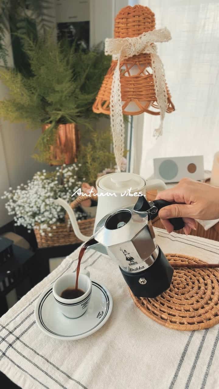 ➕自宅でもキャンプムード

面倒さえも楽しさになるキャンプ。
遠く行けないなら
ベランダでゆっくり楽しんでください。

ニューブリカに降りたエスプレッソレ
感じたコストコクリームブリュレと一緒に食べると
心肺蘇生は可能です〜

今日のコーヒーも、今日の余裕も。 ☕️

＃コンスープ記録集#ラタン照明 #スノーマン8 
＃人工芝＃ベランダデッキ＃デッキタイル 