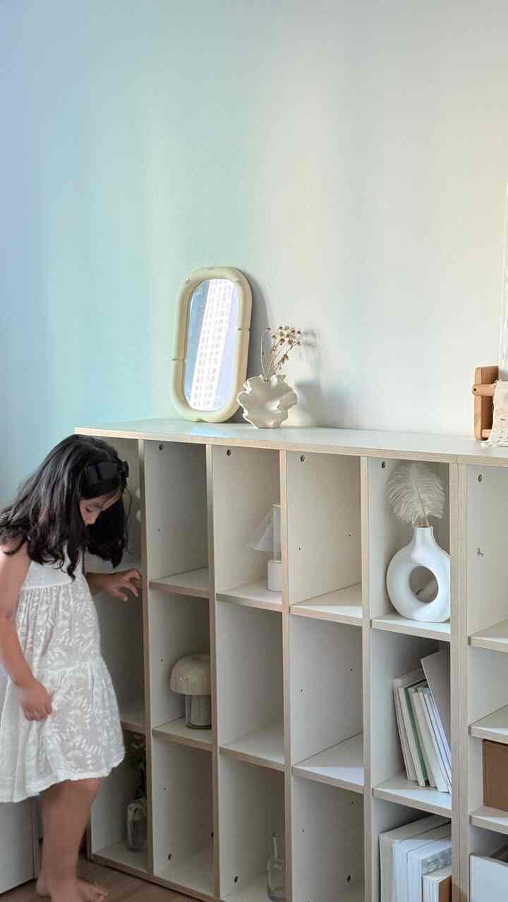 

子供たちが幼い時だけ使う家具は残念でしょう🤍

子供部屋に置く教区場を選ぶときも
収納だけうまくなるより長く置いて使える家具を探すようになりました。

ティエンヌデザイン教区長は
子供たちの幼い時は、本、おもちゃ、教区を整理する教区場として使用し、
子供たちが大きくなったら、プレートを外して希望の形に変えます。
感性的な収納場や棚のように活用できますよ✨

私は一行を長く引いて植木鉢を上げました。
1つの植物だけを加えても雰囲気が変わりましたよ🌿

子どもたちが成長し、用途が変わっても
捨てずに私たちの家の雰囲気に合わせて使い続けることができるという点が特に気に入りました。

すっきりとしたデザインなので、子供部屋だけでなく
リビングや他の空間に置いてもよく似合い、
今は子供のための家具ですが、
後で私たちの家の感性家具に変身できるということ🤍

子供と長く使える家具を探すなら
ティエンヌデザイン教区場おすすめです。

ティエンヌデザイン@tiennedesign

＃ティエンヌ＃ティエンヌデザイン＃ティエンヌ家具＃教区長＃ジュニー810＃子供部屋飾り
＃今日の家＃コンスープ記録集
