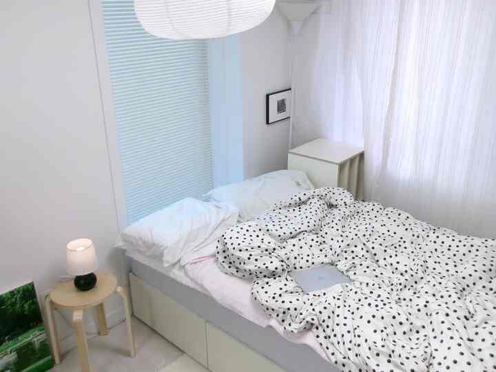 秋を迎える新ベディング₊✧*｡ 

どんどん家の中でかわいいヨンドンが増えています。
今回新しく出た布団で..🖤

ふくらんでいるので、風はソルソルと一緒に横になっていて欲しいです🛌🫧 

🚪これからの日常が気になるなら
@doing.zipで一緒に家を飾る
＃ワンルーム＃家の装飾＃自家製＃ワンルームインテリア＃今日の家ftc 