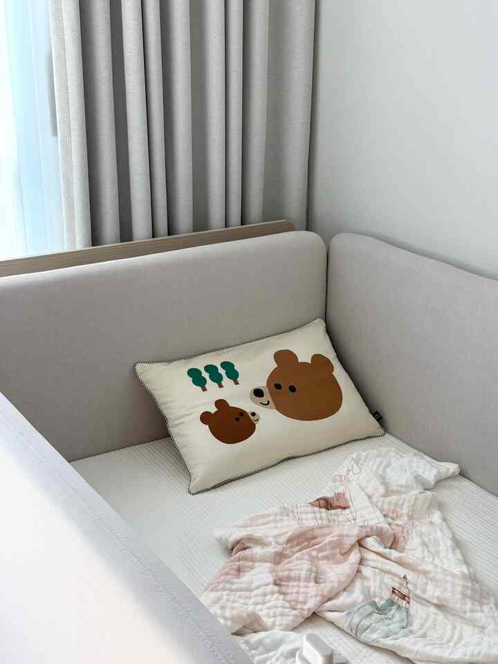 今回新しく変えたベビー枕カバーですよ🐻
ちょっとした赤ちゃんの部屋にかわいい枕でポイントをあげました。
とてもかわいいですか？ 

＃プリティテムベスト #콘수프기록집 #베개커버 #아기베개 #아기침대 #베개커버 #베개 #아기방 #아기방꾸미기 #육아 #맞팔 