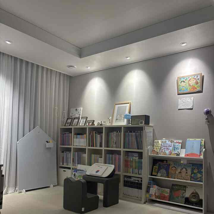 #거실독서존 #책장 #전면책장 #독서대 #한샘책장 
広いリビングルームの後ろは子供の読書お金でした。