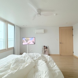 #인테리어노하우 #콘수프기록집 
오롯이 수면을 위한 공간으로 만든 우리집 침실💤
라지킹 침대랑 삼성 무빙스타일만 덩그러니 있는데요 🤍
처음엔 깔끔해서 좋았는데
공간이 넓다 보니 허전해보여서
요즘은 뭔가 하나 더 들이고 싶기도 하고…🤔
협탁을 둘까, 작은 의자를 둘까
아니면 그냥 지금처럼 비워둘까 고민 중이에요
여러분이라면 여기에 어떤 가구 하나 놓으실 것 같아요? 🫶🏻
#신혼집 #신혼부부 #침실인테리어 #침실꾸미기 #화이트우드인테리어 #화이트우드 #침실가구 #침실인테리어추천 #오늘의집 #오늘의집인테리어 #집꾸미기